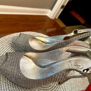 Adrianna Papell silver shoe 81/2